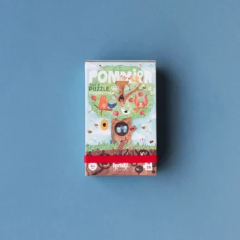Puzzle kieszonkowe z ilustracją jabłonki i postaciami na niebieskim tle dla dzieci. Londji Puzzle kieszonkowe z grą obserwacyjną Jabłonka