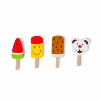 Zestaw czterech drewnianych lodów na patyku w kształcie arbuza, uśmiechniętego loda, czekoladowego loda i misia dla dziecka. MamaMemo PlayFood: Zestaw lodów