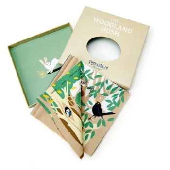 Miękka książeczka dla niemowlaka z motywem leśnych zwierząt i roślin w zielono-beżowej kolorystyce. ThreadBear Design Miękka książeczka THE WOODLAND HUSH