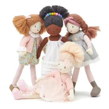 Cztery szmaciane lalki o różnych kolorach skóry i włosów w pastelowych ubrankach dla dzieci. ThreadBear Design Lalka Esme