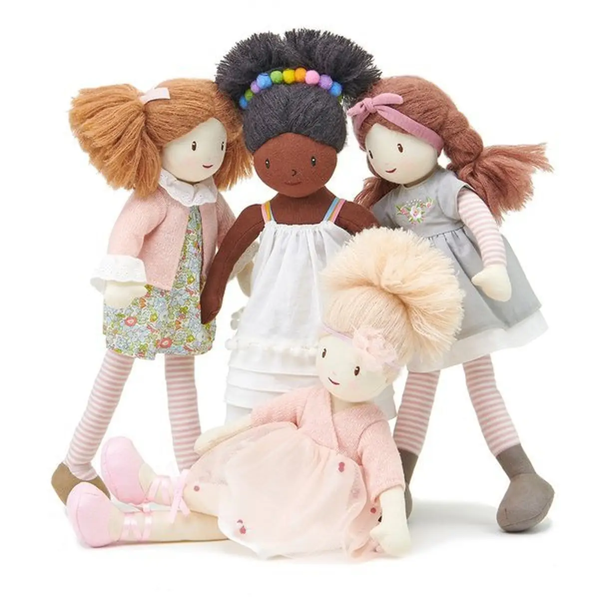 Cztery szmaciane lalki o różnych kolorach skóry i włosów w pastelowych ubrankach dla dzieci. ThreadBear Design Lalka Esme