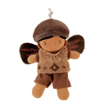 Szmaciana laleczka wróżka z brązowymi skrzydłami ubrana w brązowy sweterek i spodnie dla dziecka. ThreadBear Design Laleczka w pudełku Forrest Wróżka Zębuszka
