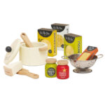 Drewniane zabawkowe makarony i akcesoria kuchenne dla dzieci garnuszek sito drewniana łyżka drewniana deska do krojenia drewniane kostki sera i słoiczki z sosami. Le Toy Van Drewniane jedzenie makarony do zabawy akcesoria kuchenne