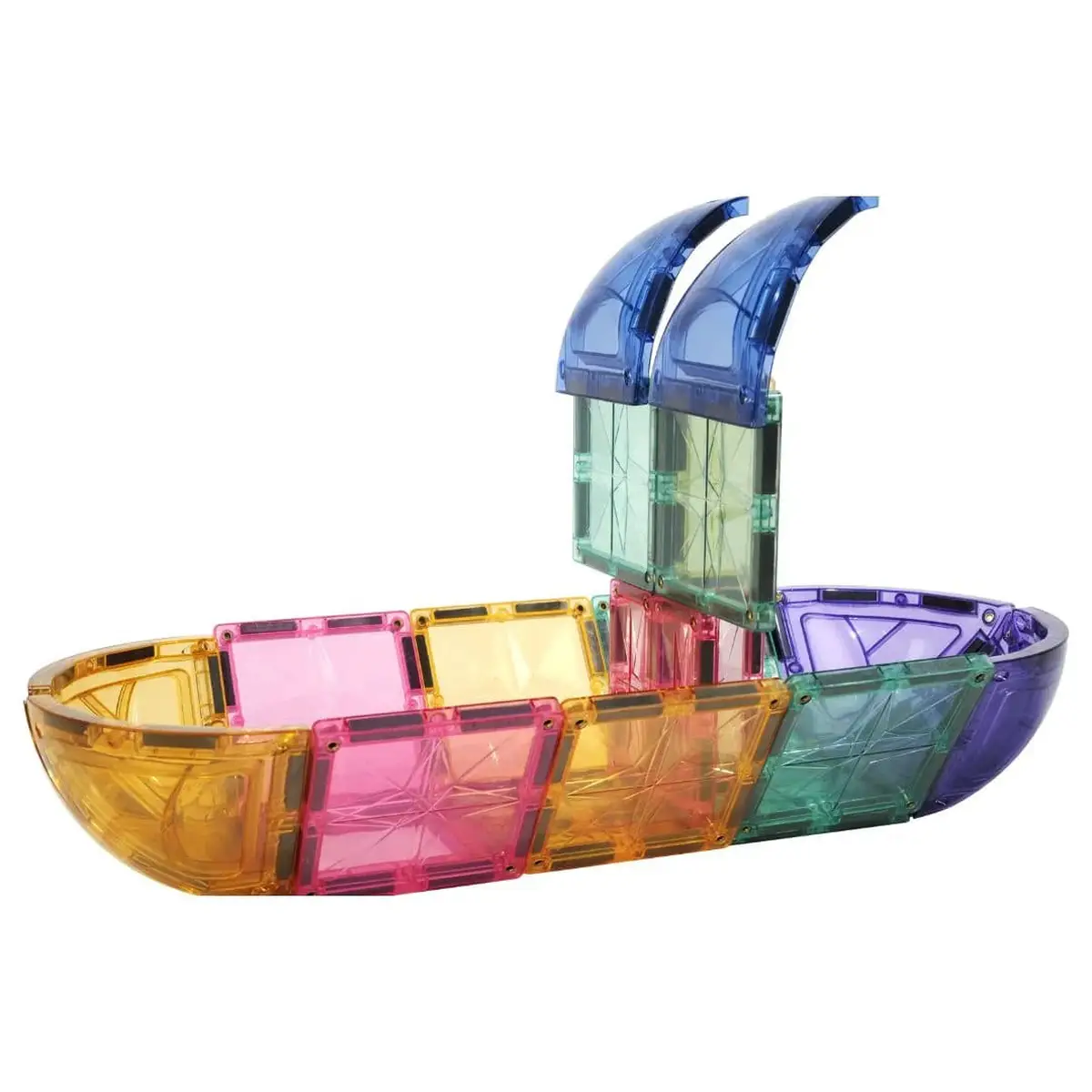 Kolorowe przezroczyste klocki magnetyczne ułożone w kształt łodzi z dwoma niebieskimi żaglami dla dzieci. Cleverclixx Klocki magnetyczne Small Curved Pack Pastel 34 el