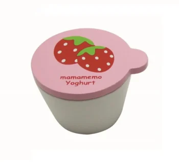 Drewniany mały jogurt truskawkowy zabawkowy dla dziecka z różową pokrywką i nadrukiem truskawek. MamaMemo Playfood: jogurt truskawkowy mały