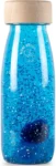 Butelka sensoryczna niebieska z drewnianą zakrętką dla małego odkrywcy. Petit Boum Butelka sensoryczna FLOAT niebieska