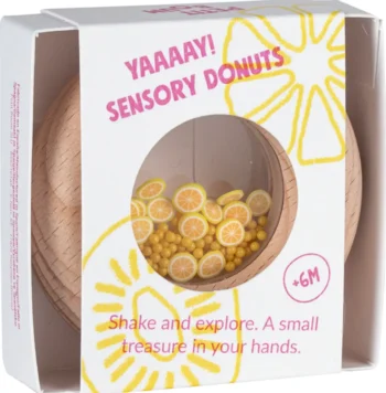Drewniana grzechotka sensoryczna w kształcie cytryny z żółtymi koralikami dla niemowląt powyżej 6 miesięcy. Petit Boum Grzechotka Sensoryczna Cytryna