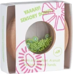 Drewniana grzechotka sensoryczna w kształcie kiwi z zielonymi koralikami dla niemowląt powyżej 6 miesięcy. Petit Boum Grzechotka Sensoryczna Kiwi