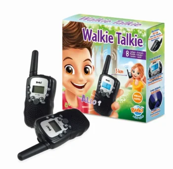 Zestaw dwóch czarnych walkie talkie dla dzieci z wyświetlaczem i anteną oraz kolorowe opakowanie z ilustracją dziecka i napisem walkie talkie. Buki WALKIE-TALKIE zasięg 3 km