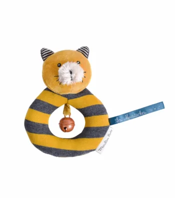 Grzechotka w kształcie kotka w żółto-szare paski z dzwoneczkiem dla niemowlaka. Moulin Roty Grzechotka kotek Lulu LES MOUSTACHES