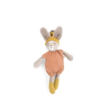 Pluszowy króliczek w pomarańczowym ubranku i żółtej czapce dla dziecka. Moulin Roty Maskotka króliczek w czapce rudy