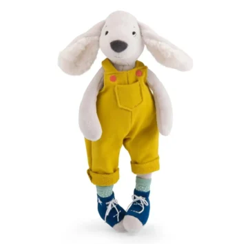 Pluszowy biały piesek w żółtych spodniach ogrodniczkach i niebieskich butach dla dziecka. Moulin Roty Maskotka piesek PILOU