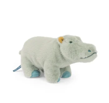 Pluszowa maskotka mały hipopotam szara z niebieskimi łapami dla dziecka. Moulin Roty Maskotka mały hipopotam 27cm DOOKOŁA ŚWIATA