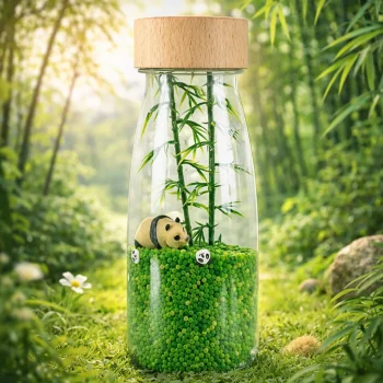 Butelka sensoryczna z zielonymi kulkami i figurką pandy dla dziecka. Petit Boum Butelka obserwacyjna PANDA