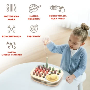 Dziewczynka bawiąca się magnetyczną grą zręcznościową z kolorowymi rybkami na drewnianej planszy dla dziecka 2 lata i więcej. Topbright Łowimy Rybki ABC – magnetyczna gra zręcznościowa 24 mies.+