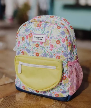 Plecak dziecięcy w kwiatowy wzór z żółtą kieszenią i różową siateczkową kieszonką na bokach dla dziecka powyżej 6 lat. Hello Hossy Plecak Garden Party 6+