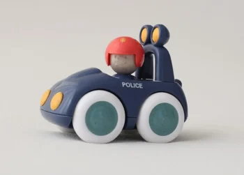 Niebieskie auto policyjne z figurką kierowcy w czerwonym kasku zabawka dla niemowląt i małych dzieci. Tolo Bio Baby auto policyjne 6m+