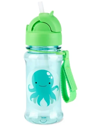 Bidon dla dziecka z tritanowego tworzywa z zieloną nakrętką i rysunkiem niebieskiej ośmiornicy oraz zielonym paskiem do noszenia. Skip Hop Bidon dla Dziecka Tritanowy Ośmiornica 355ml ZOO Tritan