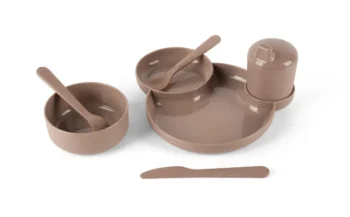 Zestaw naczyń do karmienia dla dziecka w kolorze mokka z talerzem miseczkami łyżeczkami i pojemnikiem na przyprawy. Dantoy TINY BIObased Zestaw naczyń Dinnertime Mokka