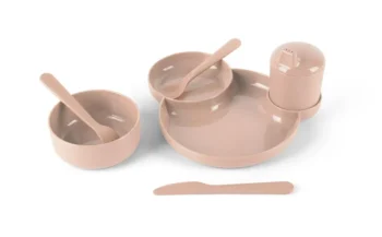 Zestaw naczyń do karmienia dla dziecka w kolorze nude z talerzem miseczkami łyżeczkami i pojemnikiem na przyprawy. Dantoy TINY BIObased Zestaw naczyń Dinnertime Nude