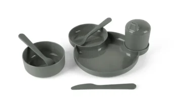 Zestaw naczyń do karmienia dla dziecka w kolorze oliwkowym z talerzem miseczkami łyżeczkami i nożem. Dantoy TINY BIObased Zestaw naczyń Dinnertime Olive