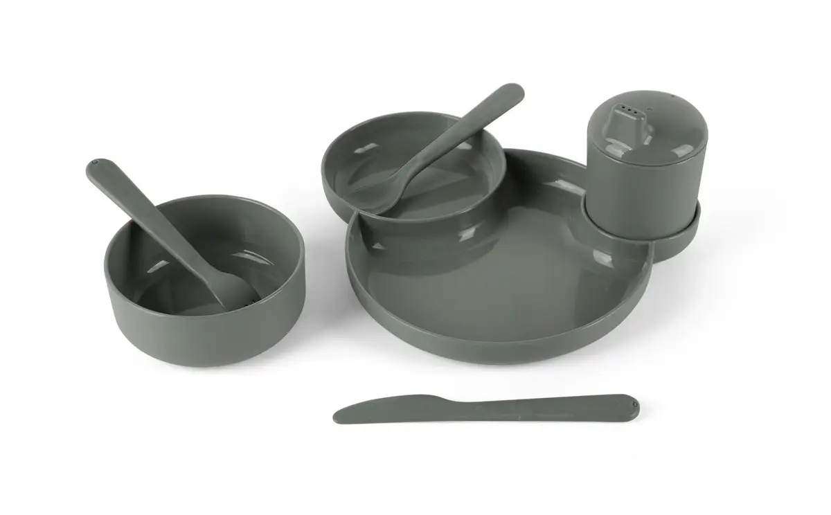 Zestaw naczyń do karmienia dla dziecka w kolorze oliwkowym z talerzem miseczkami łyżeczkami i nożem. Dantoy TINY BIObased Zestaw naczyń Dinnertime Olive