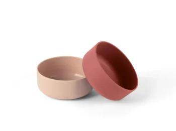 Zestaw dwóch miseczek dla dzieci w kolorze beżowym i czerwonym z tworzywa biodegradowalnego. Dantoy TINY BIObased Miska dla dzieci 2 szt Nude/Ruby Red