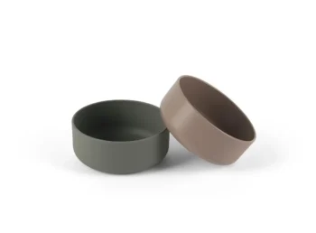 Zestaw dwóch misek dla dzieci w kolorze oliwkowym i mocca wykonanych z tworzywa biodegradowalnego. Dantoy TINY BIObased Miska dla dzieci 2 szt Mocca/Olive