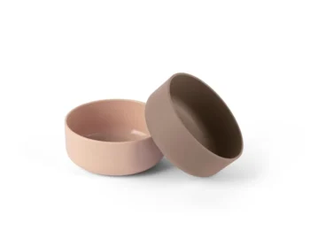 Zestaw dwóch miseczek dla dzieci w kolorze nude i mocca. Dantoy TINY BIObesed Miska dla dzieci 2 szt Nude/ Mocca