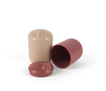 Zestaw dwóch kubków niekapków dla dziecka w kolorze beżowym i czerwonym. Dantoy TINY BIObased Kubek niekapek 2 szt Nude/Ruby Red