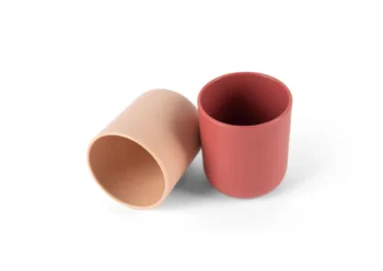 Zestaw dwóch kubków dla dzieci w kolorze nude i czerwonym wykonanych z materiału biobased. Dantoy TINY BIObased Kubek dla dzieci 2 szt Nude/Ruby Red