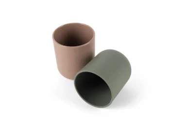 Zestaw dwóch dziecięcych kubków bez ucha w kolorze brązowym i oliwkowym wykonanych z tworzywa biodegradowalnego. Dantoy TINY BIObased Kubek dla dzieci 2 szt Mocca/ Olive
