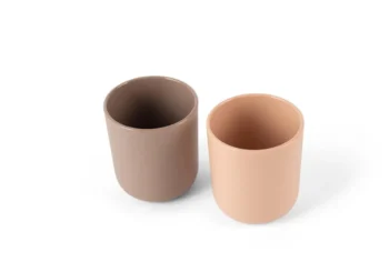 Zestaw dwóch kubków dla dzieci w kolorze mocca i nude wykonanych z materiału biobased. Dantoy TINY BIObased Kubek dla dzieci 2 szt Mocca/Nude