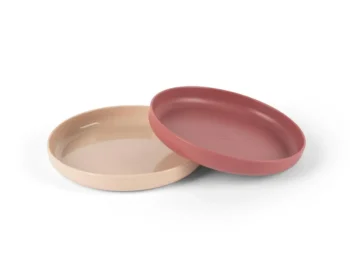 Zestaw dwóch okrągłych talerzy dla dziecka w kolorze beżowym i czerwonym. Dantoy TINY BIObased Talerz dla dziecka 2szt Nude/RubyRed