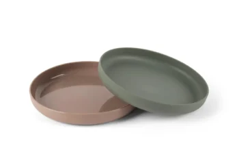 Zestaw dwóch okrągłych talerzy dla dziecka w kolorze mokka i oliwkowym. Dantoy TINY BIObased Talerz dla dziecka 2 szt Mokka/Olive