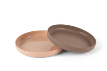 Zestaw dwóch okrągłych talerzyków dla dziecka w kolorze nude i mocca wykonanych z materiału biobased. Dantoy TINY BIObased Talerz dla dziecka 2 szt Nude/ Mocca