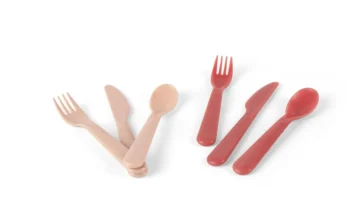 Zestaw dwóch kompletów sztućców dla dzieci widelec nóż łyżka w kolorze nude i czerwonym. Dantoy TINY BIObased Sztućce dla dzieci 2set Nude/RubeRed