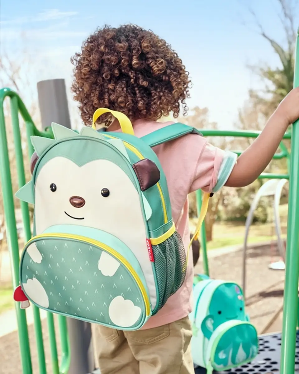 Zielony plecak dla dziecka w kształcie jeża z żółtymi detalami na plac zabaw. Skip Hop Plecak dla Dziecka Jeż ZOO Little Kid