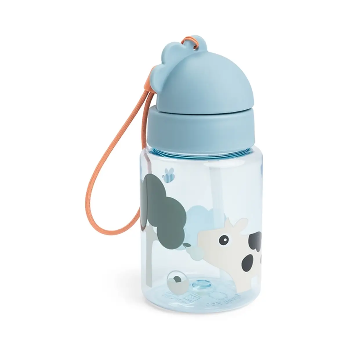 Bidon dla dziecka przezroczysty z niebieską zakrętką i nadrukiem krowy oraz drzewa z pomarańczową smyczą. Done by Deer Bidon dla Dziecka 280ml Tiny Farm Blue