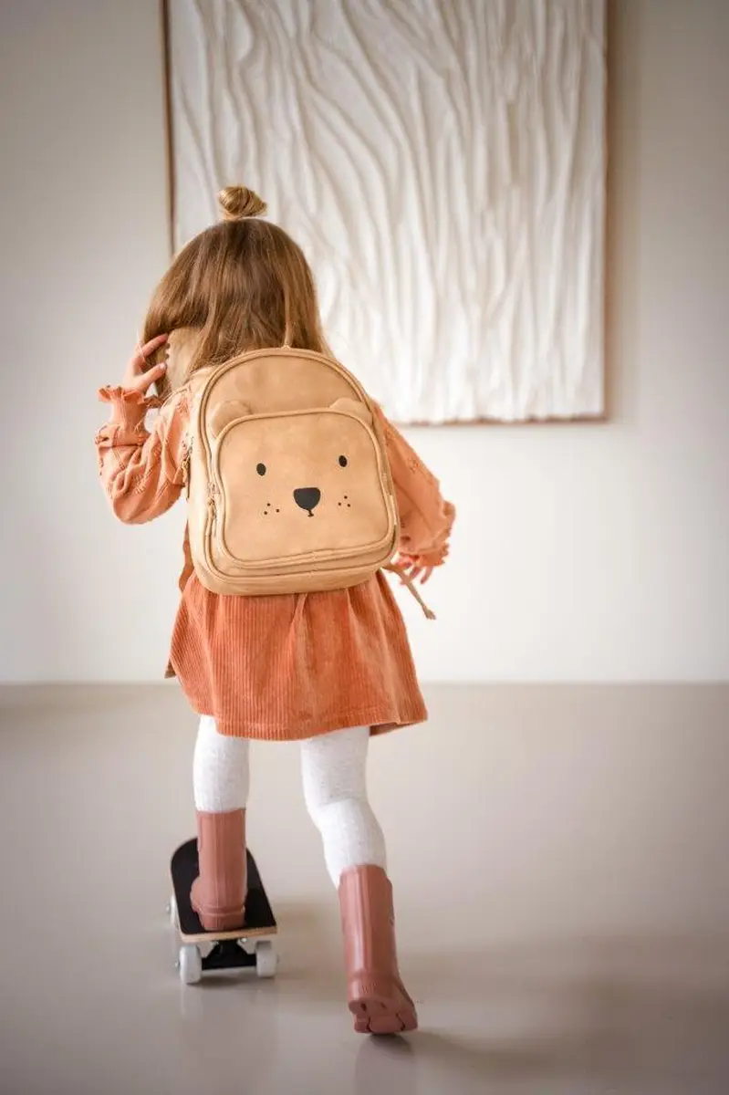 Plecak dziecięcy beżowy z motywem misia dla dziewczynki na plecach dziecka na deskorolce. Kidzroom Plecak dla dzieci Beary Excited sand
