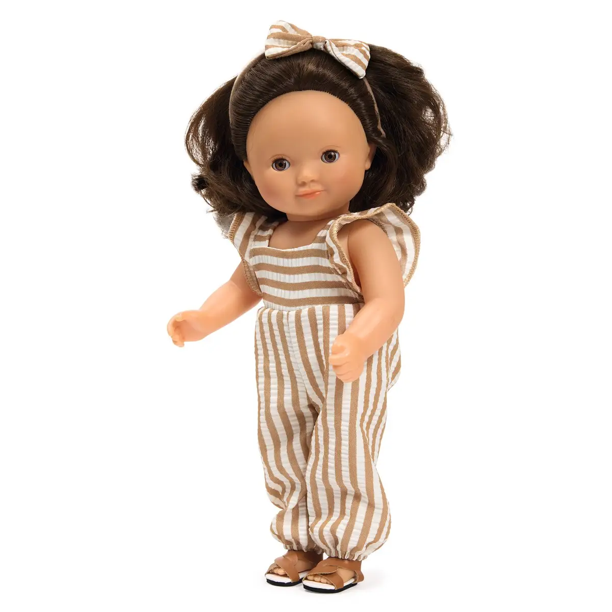 Lalka bobas z ciemnymi włosami w beżowo-białym paskowanym kombinezonie dla dziecka. Djeco Lalka Rosalie 32cm KOLEKCJA LOVELY POMEA