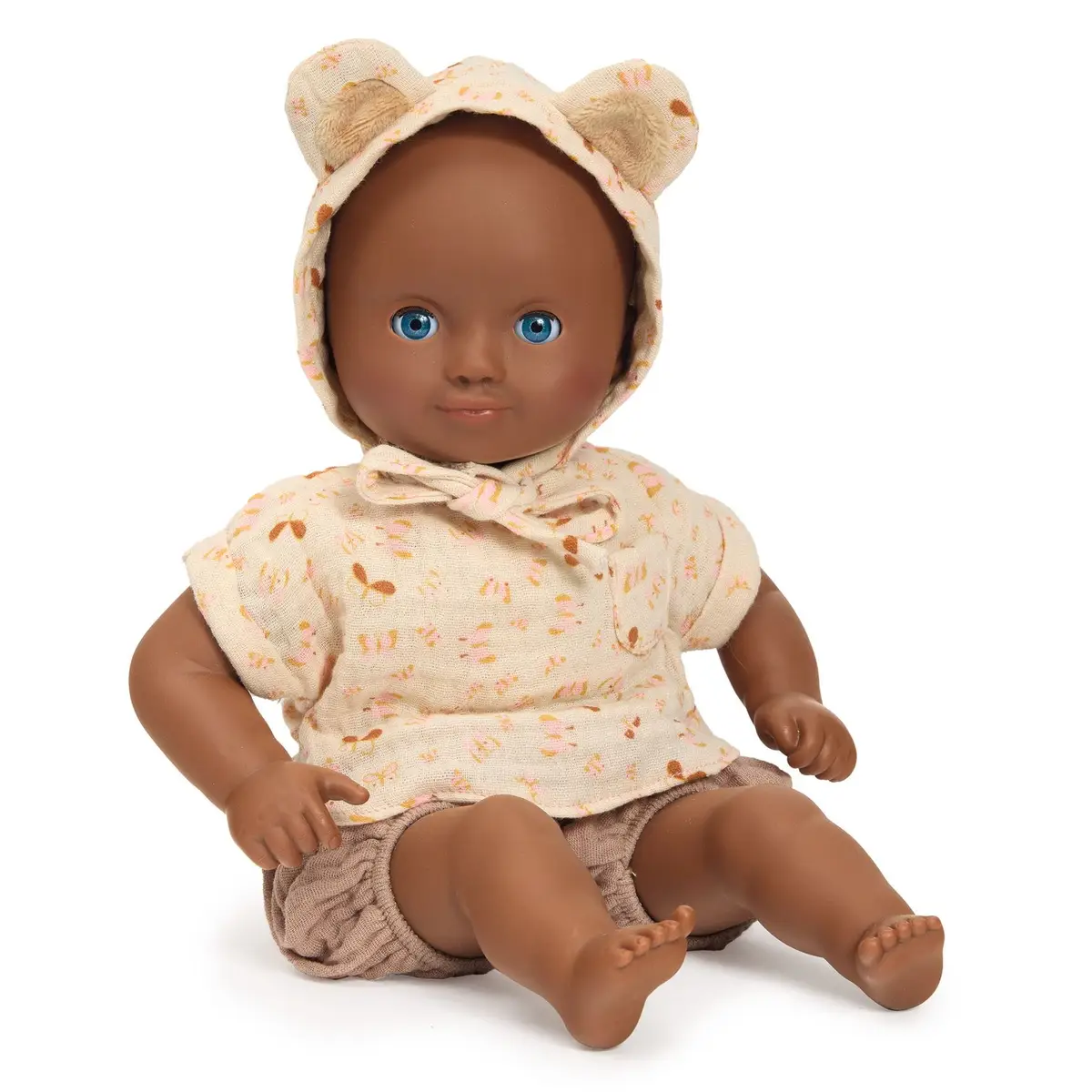 Lalka bobas o ciemnej karnacji w jasnej bluzce z kapturem z uszami i brązowych spodenkach dla dziecka. Djeco Lalka Baby Issoria 32cm KOLEKCJA POMEA