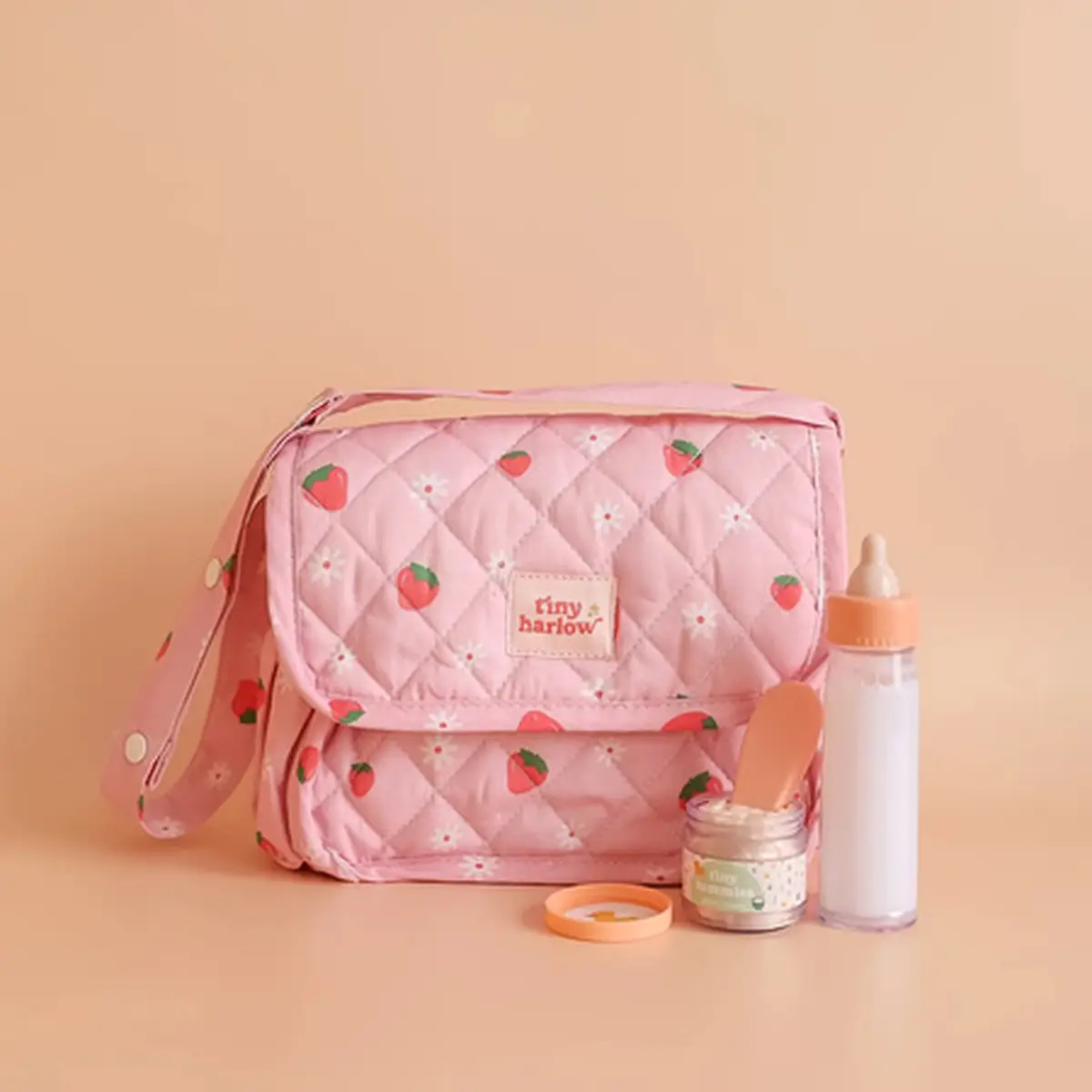 Różowa pikowana torba dla lalek w truskawki z butelką słoiczkiem i akcesoriami. Tiny Harlow Torba z akcesoriami dla lalek Strawberry Picnic