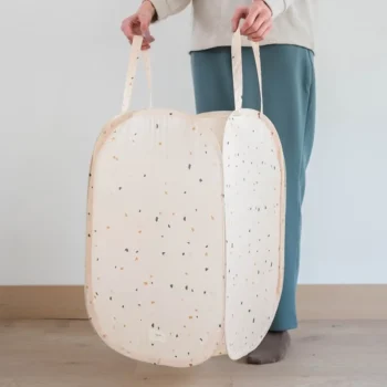 Beżowy kosz na pranie i zabawki z wzorem terrazzo z uchwytami dla dziecka. 3 Sprouts Kosz Na Pranie i Zabawki Pop-up Terrazzo Beige