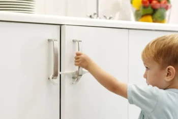 Biała blokada zabezpieczająca szafki kuchenne przed dziećmi z tworzywa sztucznego dla niemowląt i małych dzieci. Baby Dan Blokada szafek