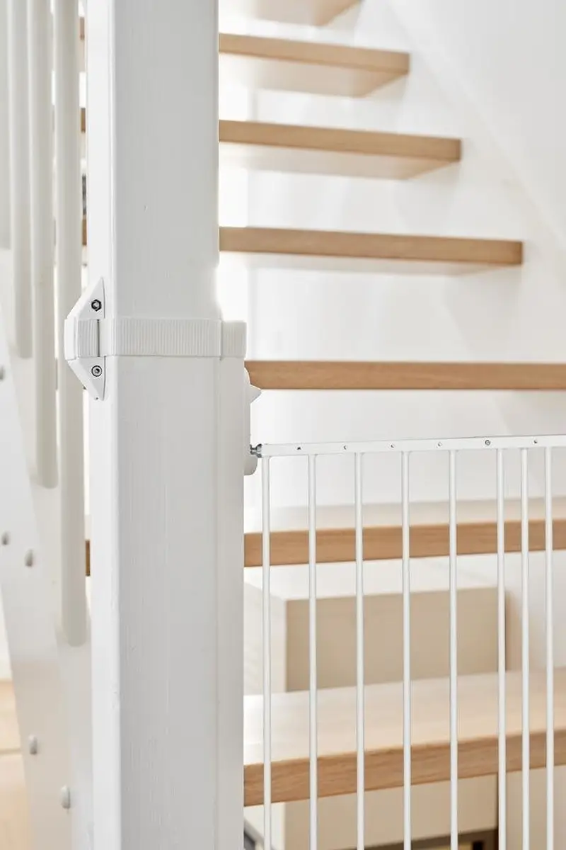 Biały adapter do montażu bramki ochronnej do balustrady schodów dla dziecka. Baby Dan Adapter do montowania bramki ochronnej do balustrady schodów