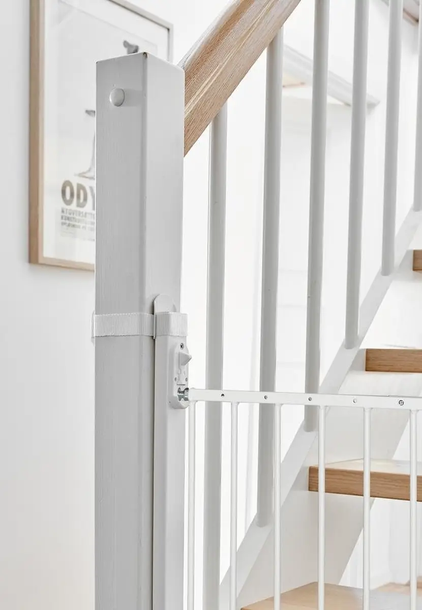 Biały adapter do montażu bramki ochronnej do balustrady schodów dla dziecka. Baby Dan Adapter do montowania bramki ochronnej do balustrady schodów