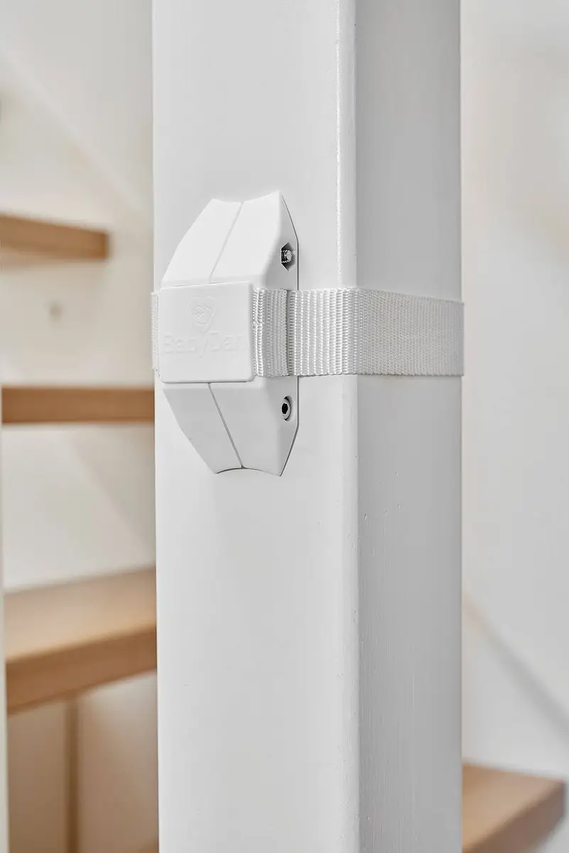 Biały adapter z paskiem do montażu bramki ochronnej do balustrady schodów dla dziecka. Baby Dan Adapter do montowania bramki ochronnej do balustrady schodów
