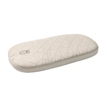 Beżowy materac do łóżeczka owalny pikowany dla niemowlaka. Leander materac do łóżeczka CLASSIC Baby Natural
