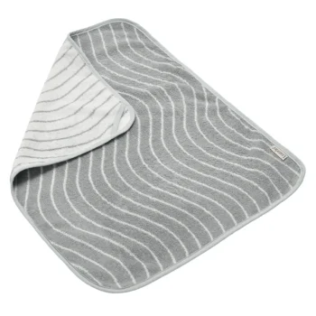 Podkład na przewijak dla niemowlaka szary z białymi falistymi paskami z miękkiego materiału. Leander podkład na przewijak MATTY Woodland Cool Grey